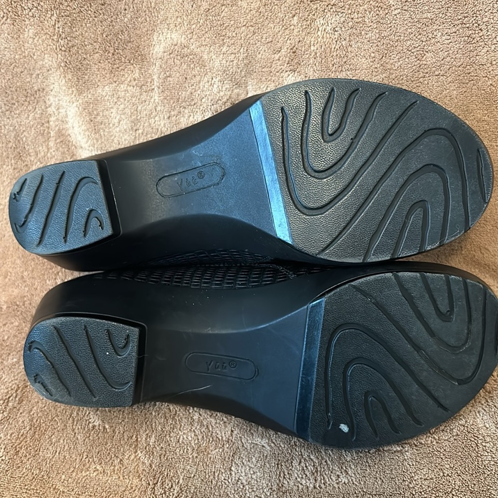 Like NEW Yuu slip on shoes Sz 9M - Picture 3 of 4
